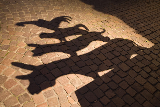 Schatten der berühmten Statue der Bremer Stadtmusikanten