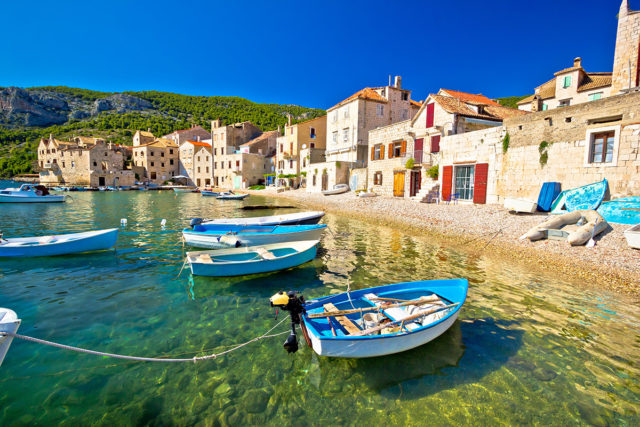 Komiža - Kroatische Kleinstadt mit Hafen an der Westküste der Insel Vis im Adriatischen Meer