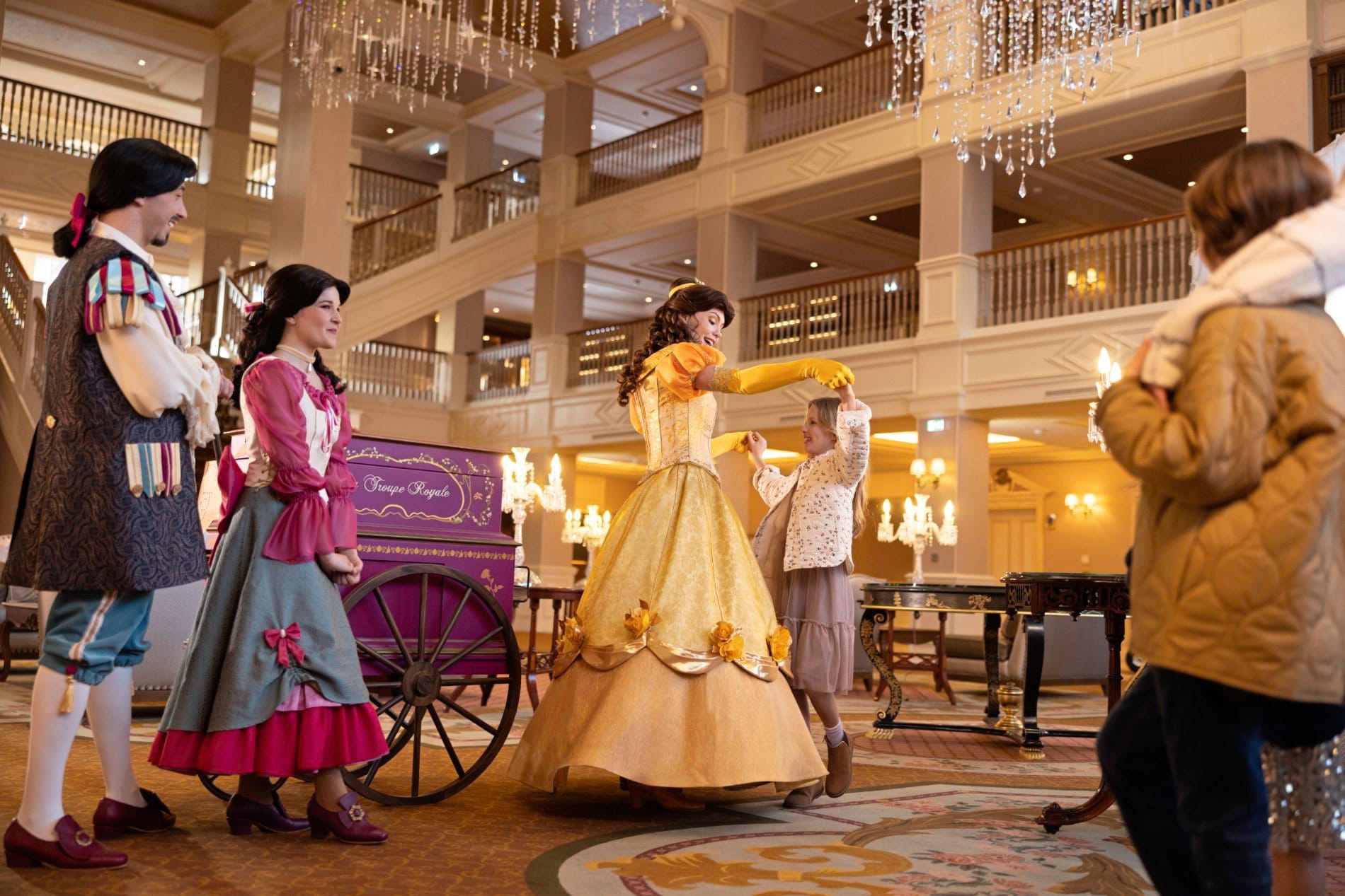 Lobby_Horizontal_DisneylandHotel_Check-in