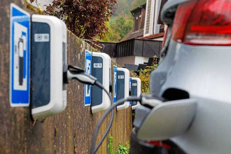 Kombinierte Installation von Photovoltaikanlage und E-Ladesäulen am