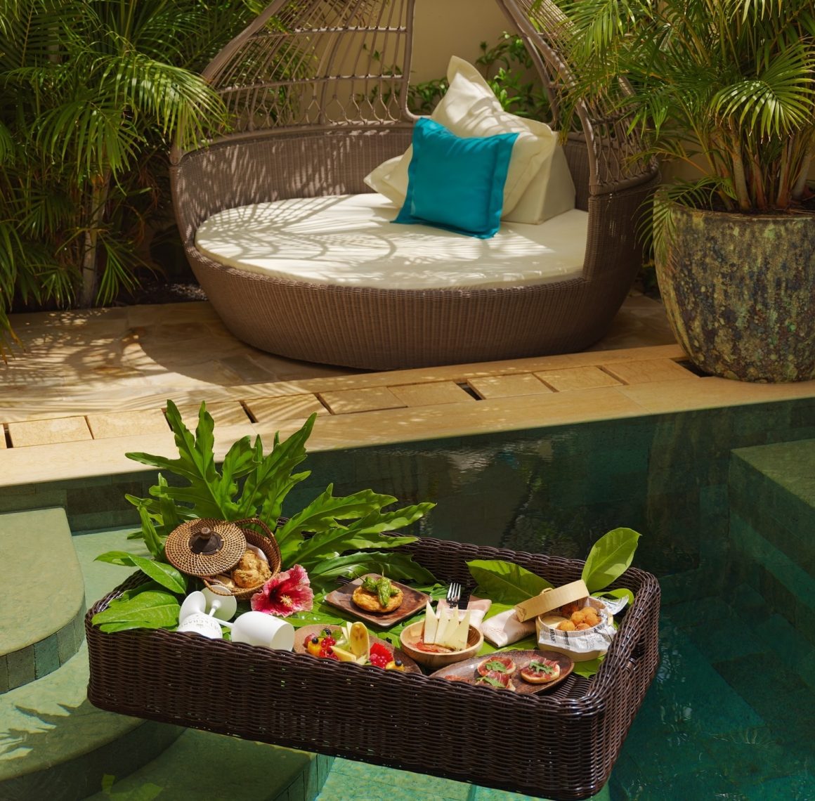 Guests can enjoy a Brunch in their private pool.