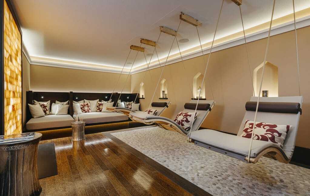 Wellness-Bereich mit Schwebeliegen.