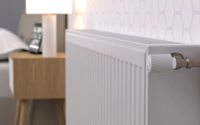 Blick ins Hotelzimmer mit better.energy Thermostat und better.guest Tablet im Hintergrund