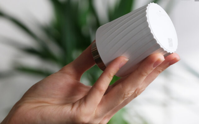 hand hält heizkörperthermostat von mclimate