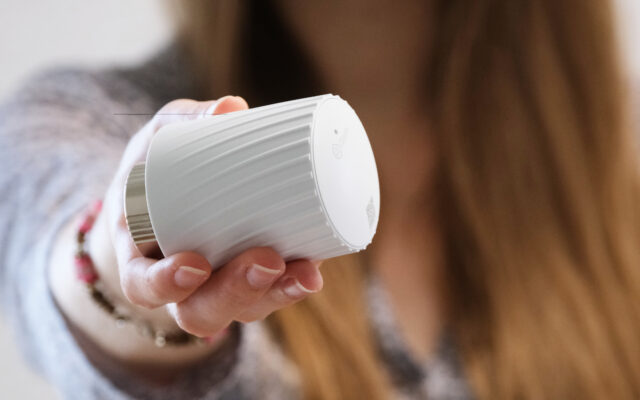 mclimate heizkörperthermostat in hand von frau