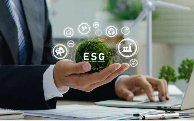 ESG Environmental Social Governance Mna hält Weltkugel