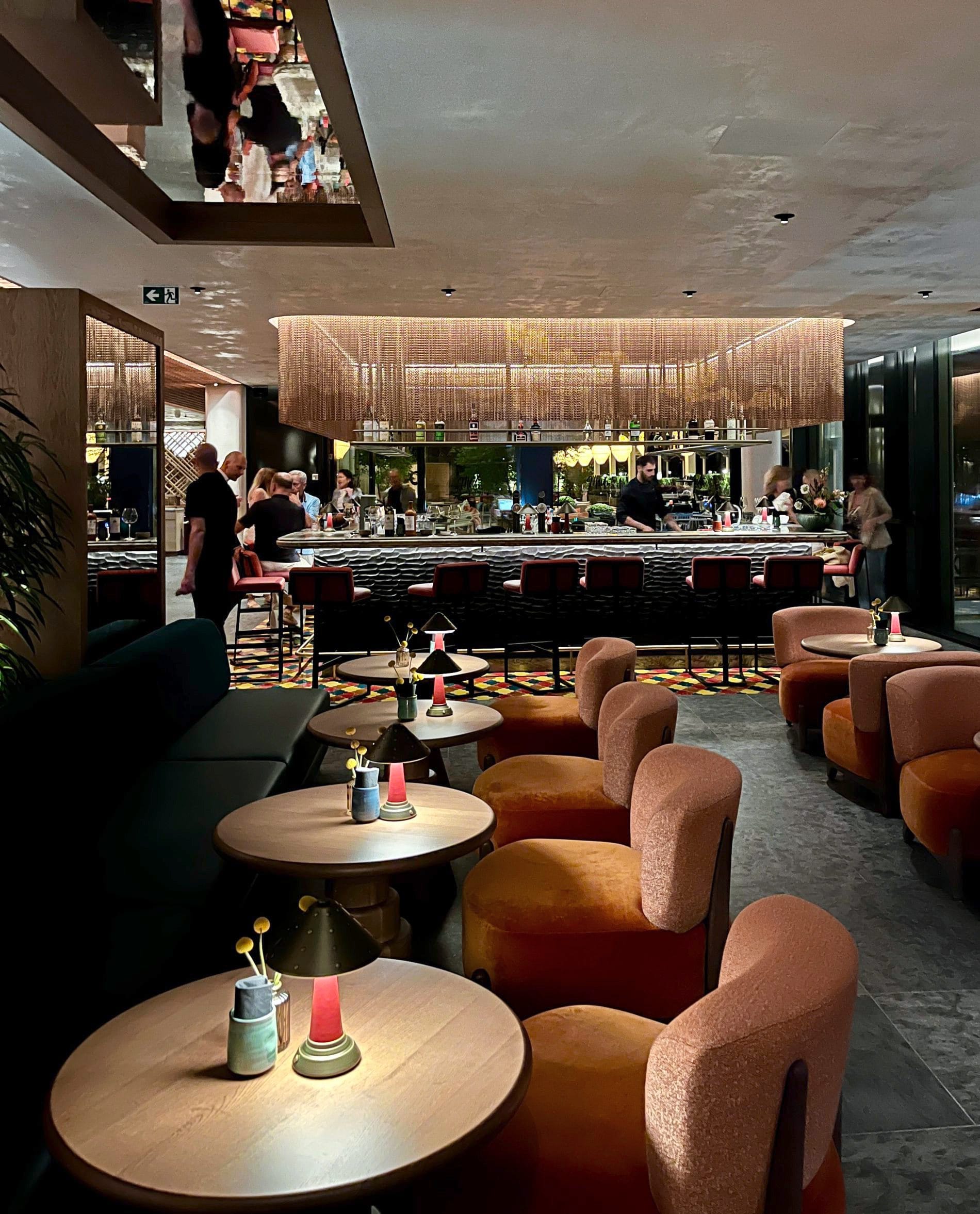 Der Innenbereich an der Mochi Bar im Falkensteiner Hotel Bozen WaltherPark.