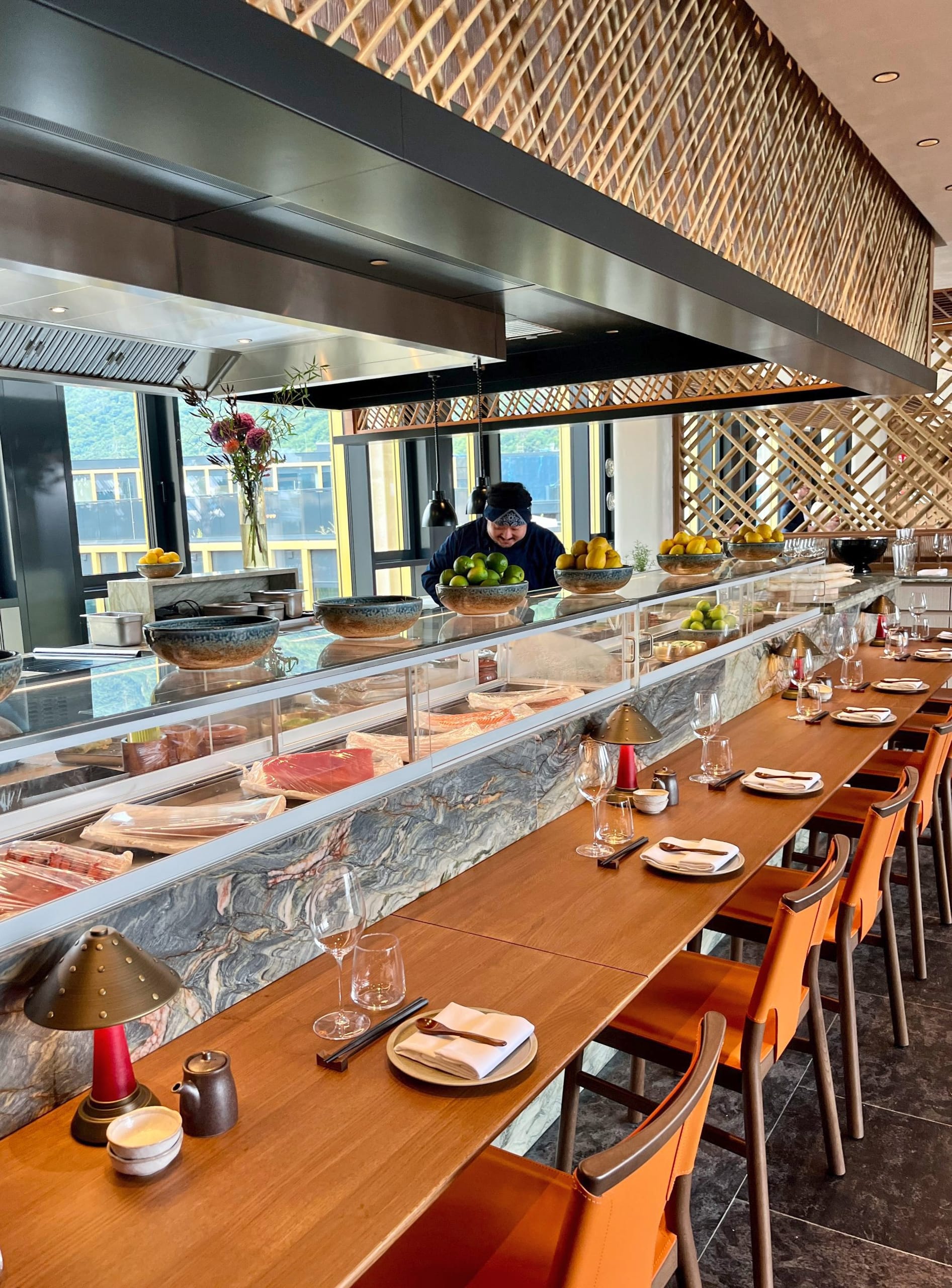 Mochi Sushi.Grill.Rooftop Bar hat im Hotel ihre erste Südtiroler Dependance eröffnet. Das Konzept basiert auf der japanischen Izakaya-Tradition, bei der kleine, kreativ interpretierte Gerichte wie Sushi, Sashimi, Robata-Grill oder Karaage im Sharing-Stil serviert werden.