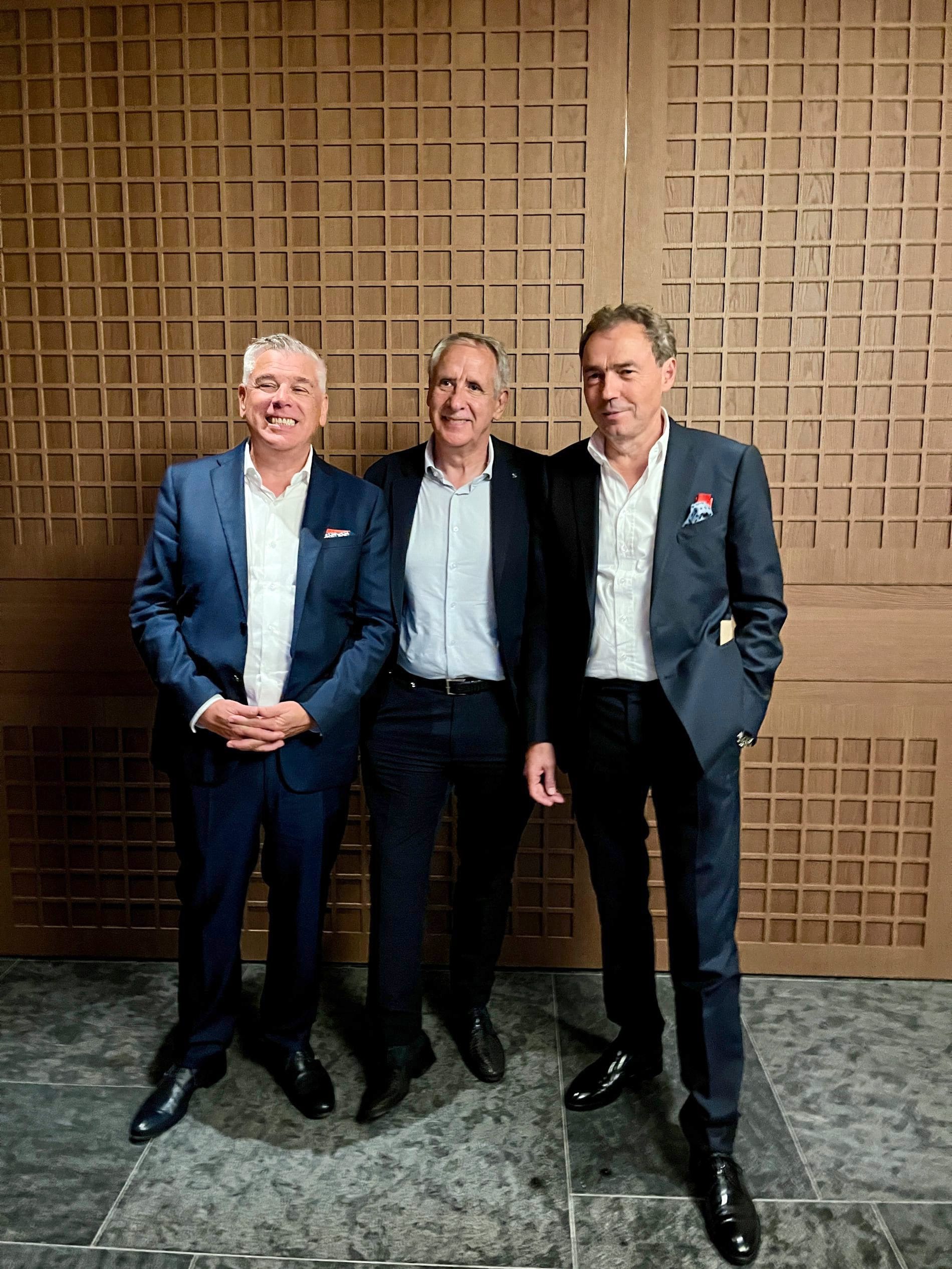 Bestens gelaunt vor der Kamera: (von links) Erich Falkensteiner (Aufsichtsratsvorsitzender), Andreas Falkensteiner (Aufsichtsrat) und Otmar Michaeler (CEO der FMTG).