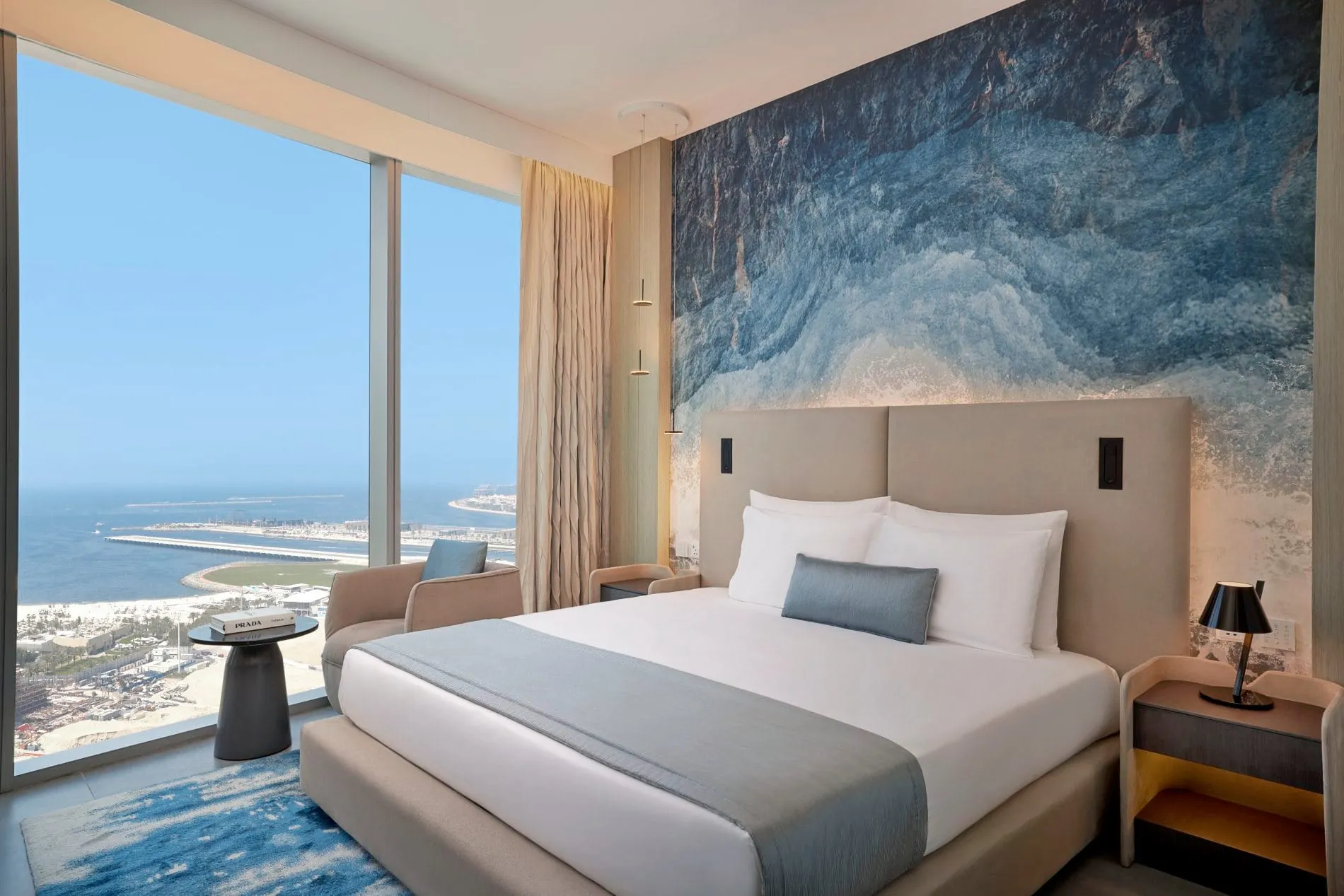 Die Zimmer geben einen Blick auf Dubai frei.