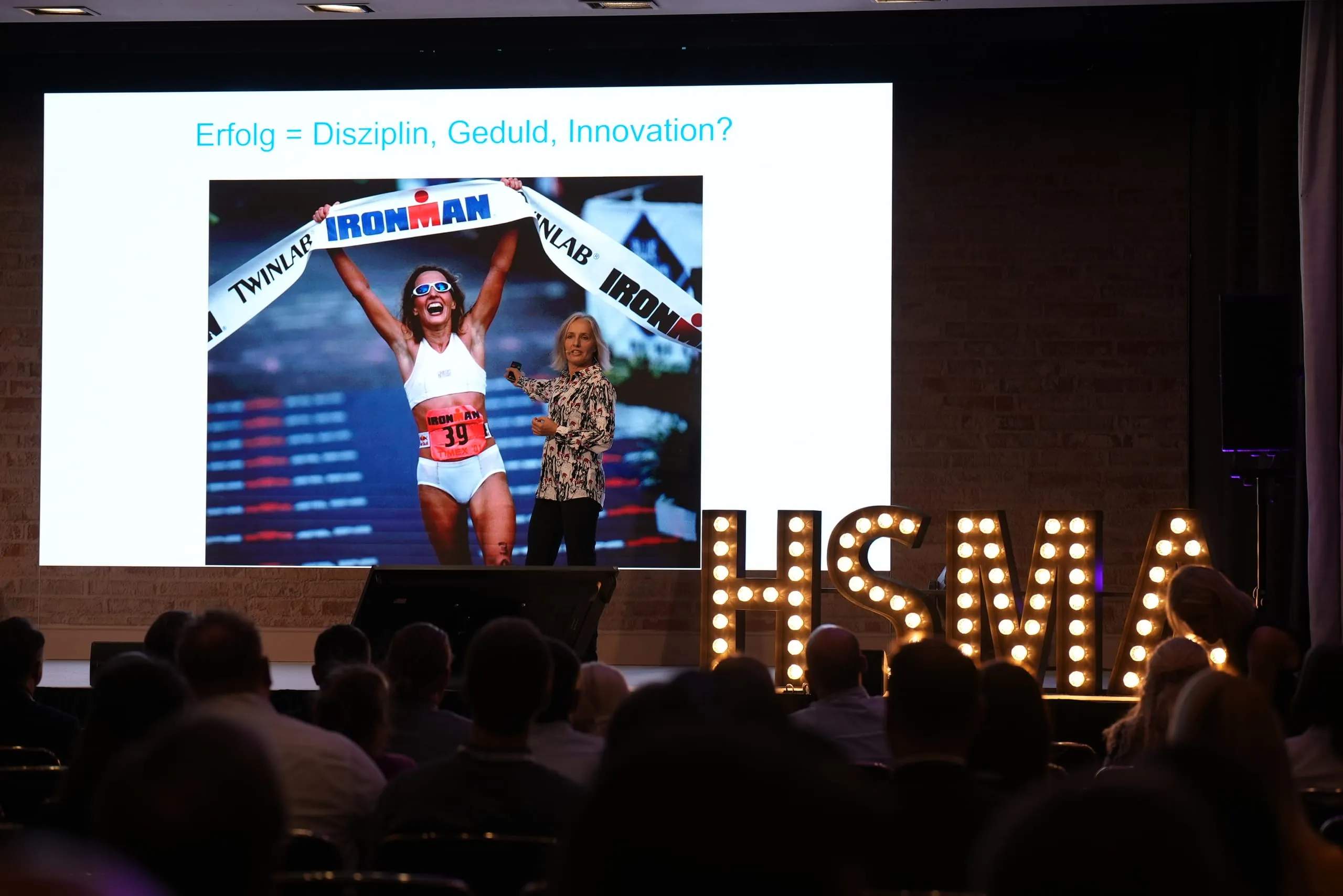 HSMA Day 2025: Triathletin Natascha Badmann eröffnete das Event mit einer Keynote zu Disziplin und Teamarbeit.