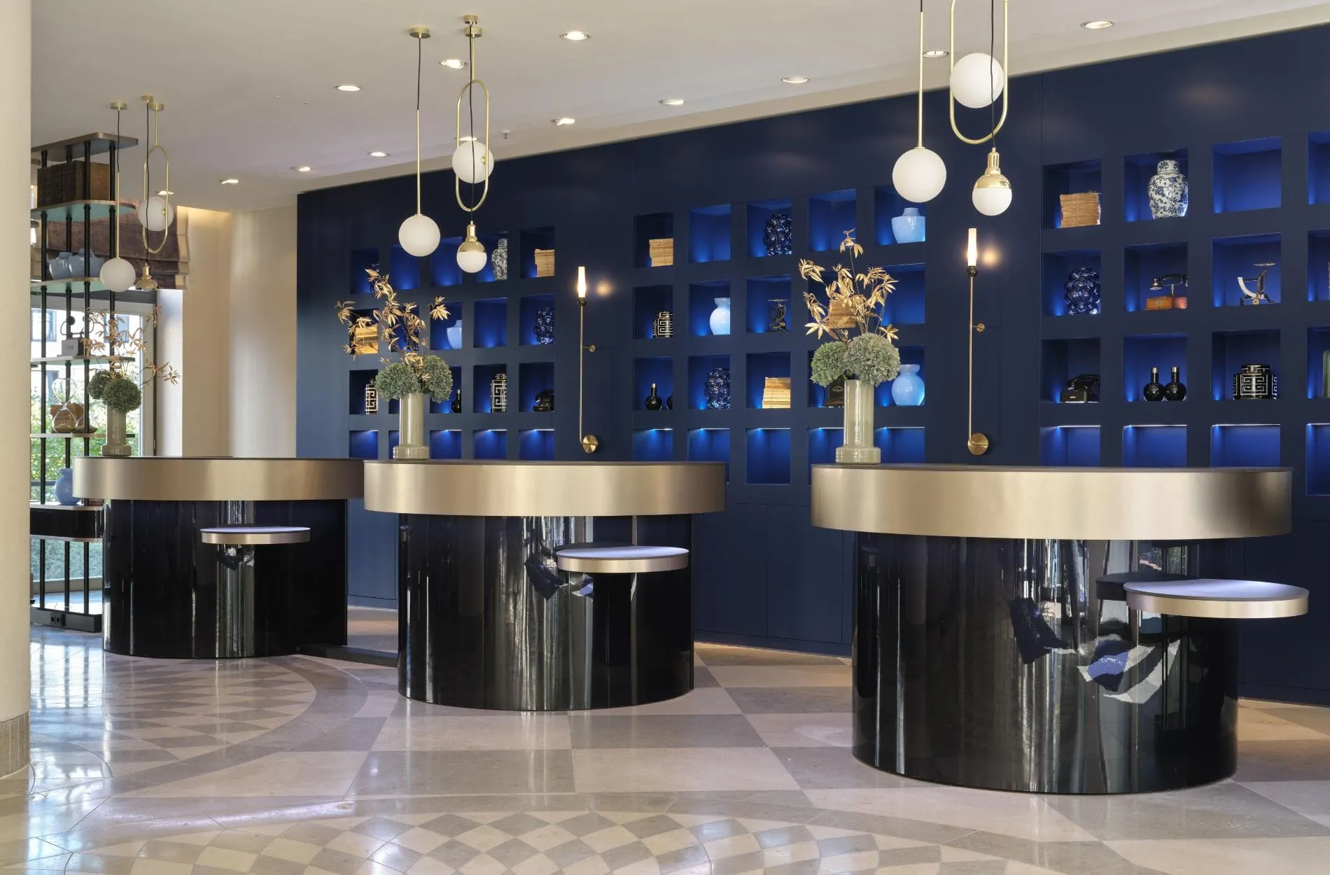 Gold-Blau-Akzente: Die Rezeption im The Posthouse Berlin – Leonardo Limited Edition.