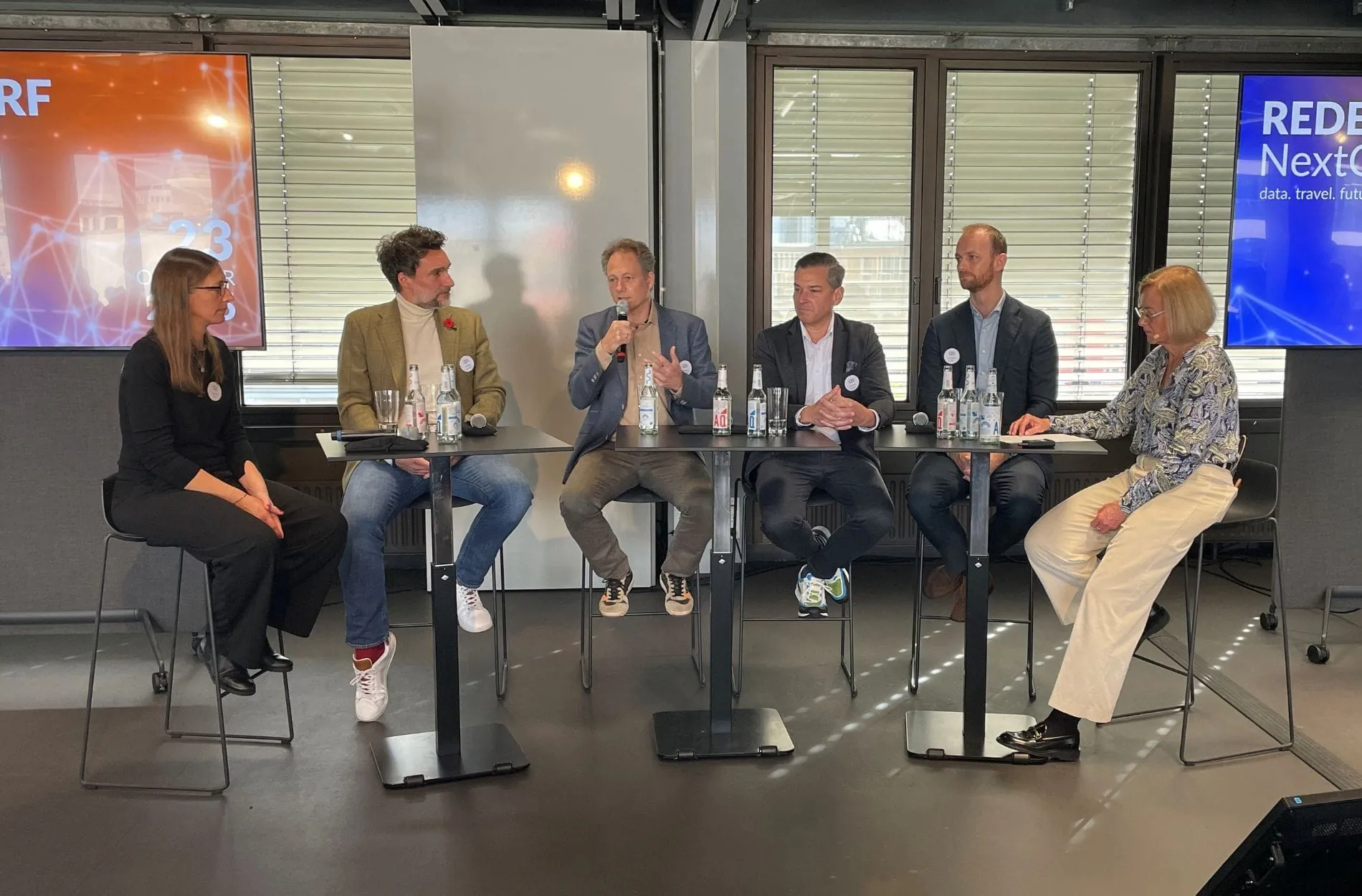 Expertentalk zu datengetriebenen Strategien – mit (von links) Judith Figas von Booking.com, Philipp Ingenillem von Online Birds, Andreas Steinle vom Zukunftsinstitut, Kristian Straub vom Hotel Lufthansa Seeheim, Michael Lidl von Treugast Solutions und Carolin Brauer von QR Quality Reservations.