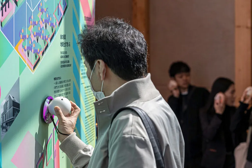 Die World Expo Osaka 2025 zeigt im deutschen Pavillon, wie Guest Journeys neu gedacht werden: Ein Smart Token namens Circular (ein kugelförmiger Charakter, inspiriert von der Idee des Kreislaufs im Kawaii-Stil) führt Besucher individuell durch die Ausstellung.