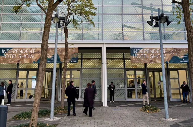 Plattform für unabhängige Hoteliers, Designer und Hospitality-Experten: Zwei Tage lang bot die Independent Hotel Show Munich im MOC Event Center der Messe München Inspiration, Networking und praxisnahe Lösungen.