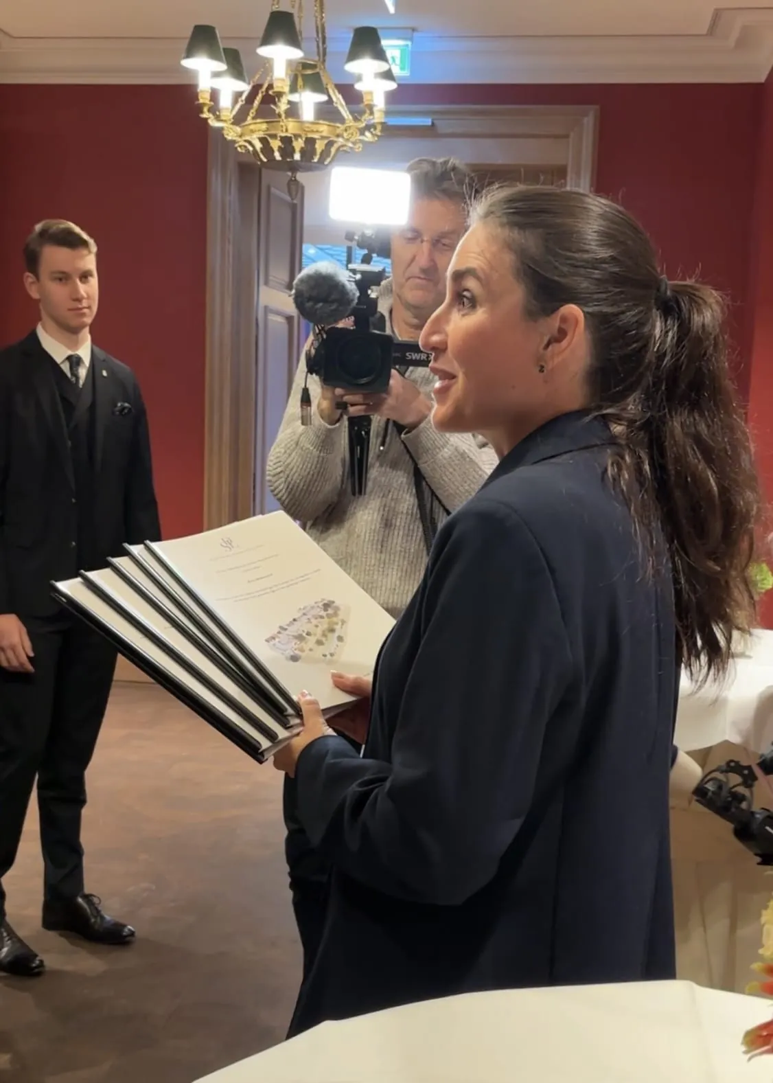 Verteilt die Wettbewerbsunterlagen: Julia Beach, Director of People & Culture von Brenners Park-Hotel & Spa.