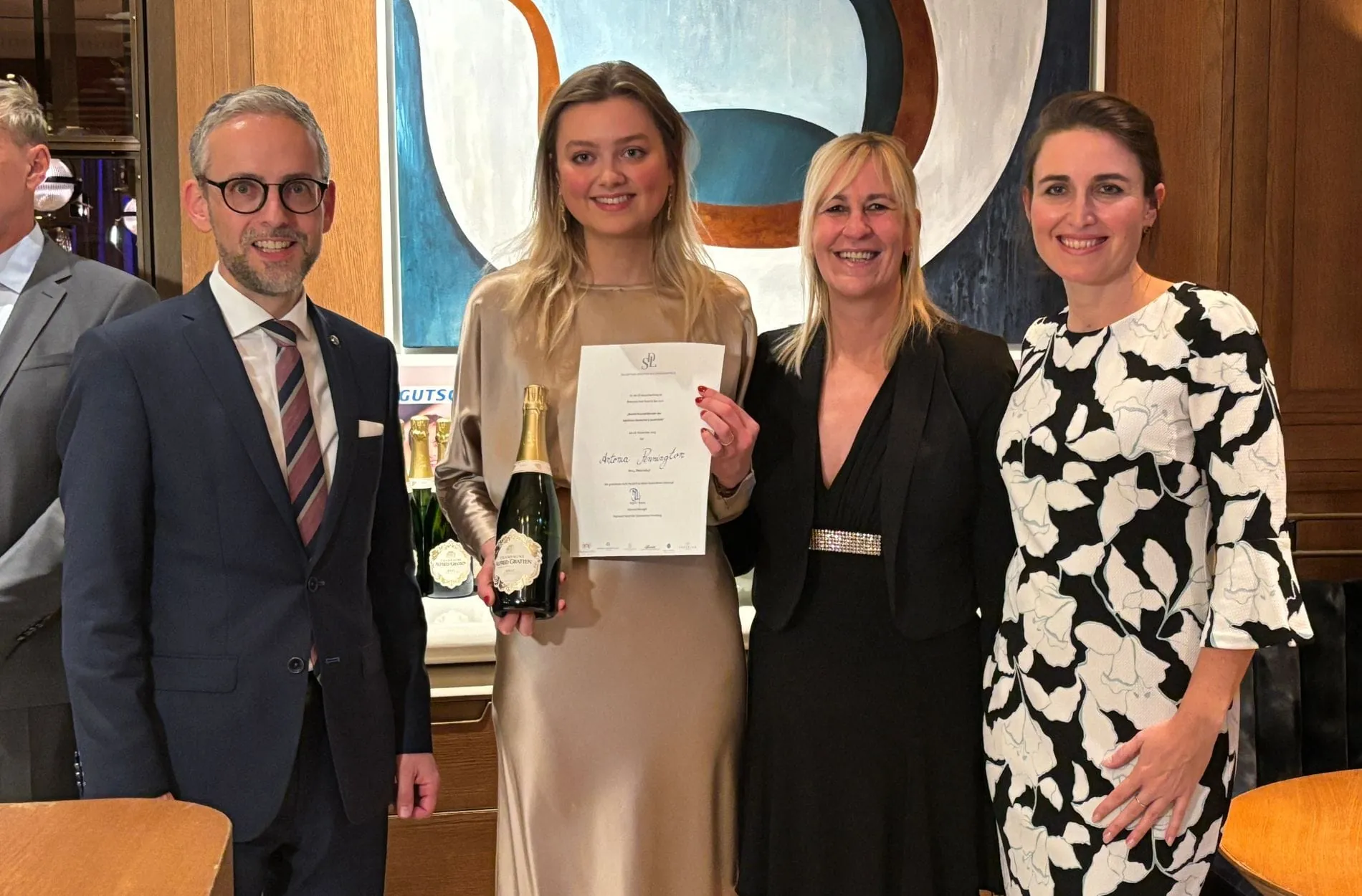 Aus der Hansestadt Hamburg stellte sich Antonia Pennington (Zweite von links) vom Fairmont Hotel Vier Jahreszeiten dem Wettbewerb - im Bild mit (von links) Stephan Bösch (GM Brenners), Melanie Kräling (HR Excelsior Ernst) und Julia Beach (HR Brenners).