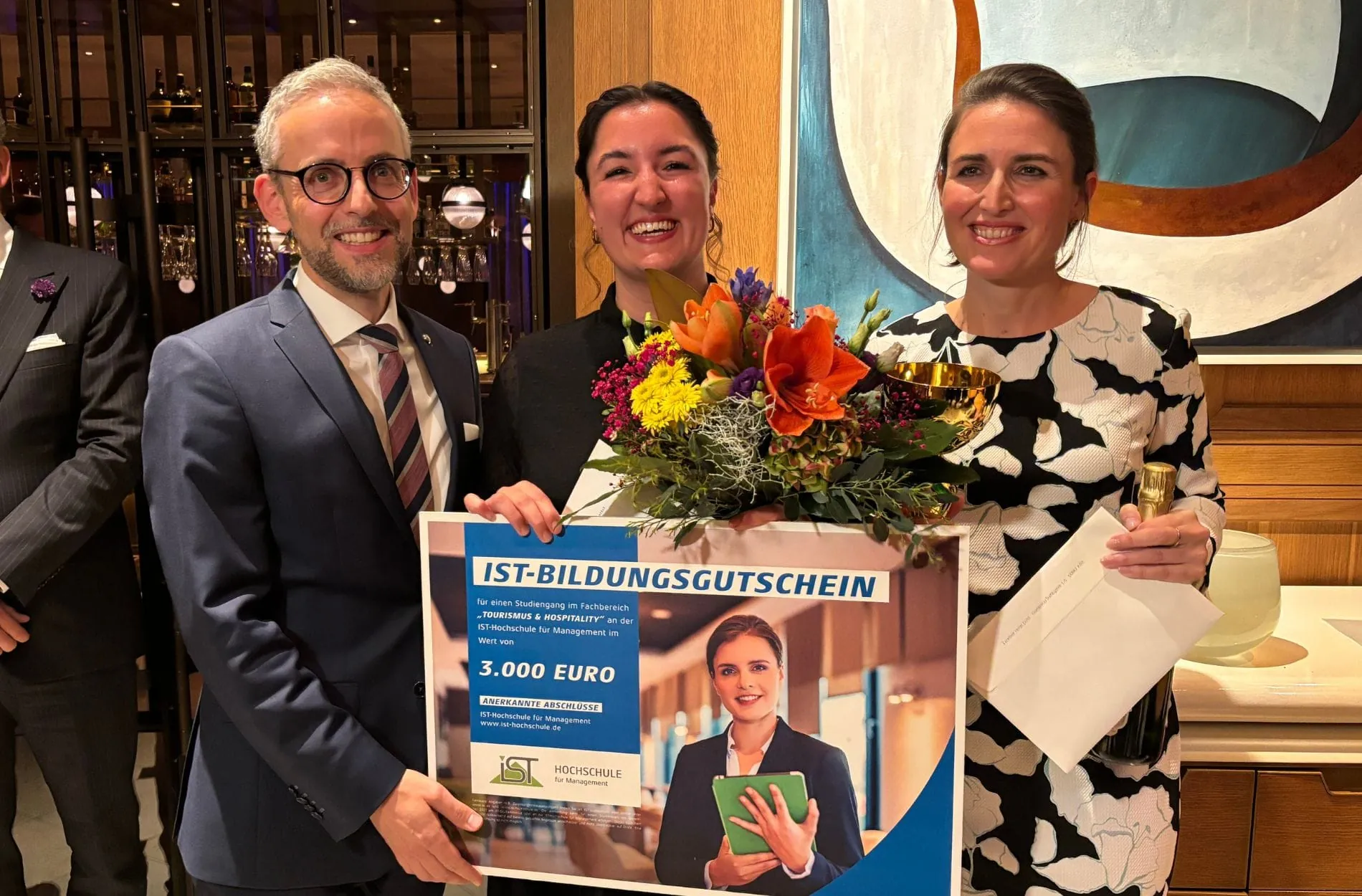 Gewinnerin des Azubi-Contest 2025: Sophie Scherer (Mitte) von Brenners Park-Hotel & Spa mit GM Stephan Bösch und Julia Beach, Director of People & Culture.