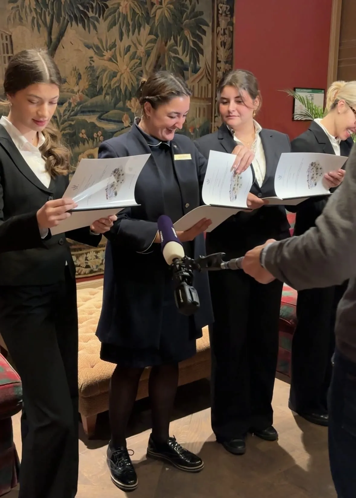 Überraschte Gesichter beim ersten Blick in die Wettbewerbsunterlagen - (von links) Romy Heidenreich (Grand Hotel Heiligendamm), Sophie Scherer (Brenners Park-Hotel) und Lily Schlüter (Severin’s Resort & Spa).