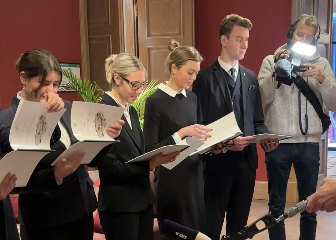 Haben sich intensiv auf den Wettbewerb vorbereitet: Die Teilnehmer (von links) Lily Schlüter (Severin’s Resort & Spa), Carla Lina Born (Excelsior Ernst Köln), Antonia Pennington (Fairmont Vier Jahreszeiten Hamburg) und Tom Sándor Simon (Breidenbacher Hof Düsseldorf).