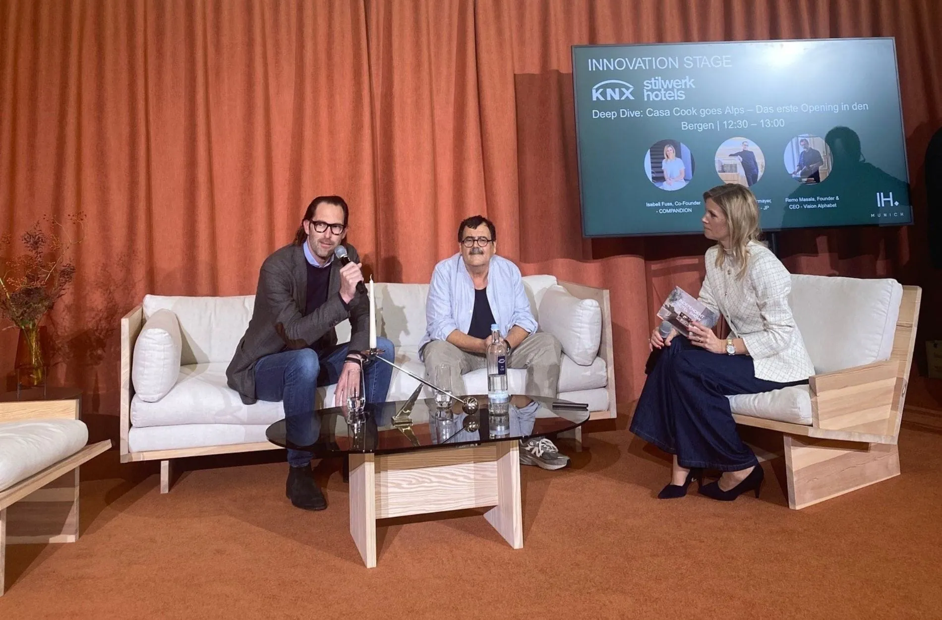 Deep Dive zur Marke Casa Cook: (von links) Gebhard Schachermayer (JP Immobilien), Remo Masala (Vision Alphabet) und Moderatorin Isabell Fuss (Compandion).