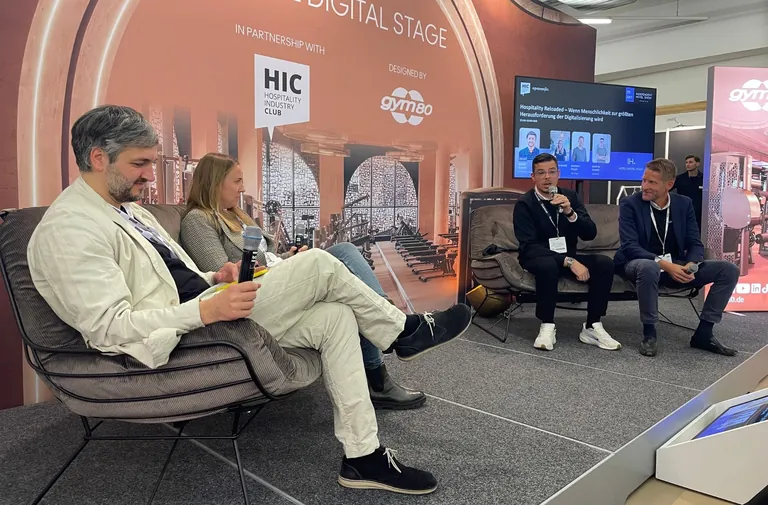 Tech-Panel: (von links) Moderator Daniel Zelling (Opensmjle), Elisabeth Maier (HiJiffy), Martin Tauber (Guestnet) und Markus Feller (Like Magic) diskutierten das Thema 